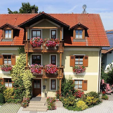 Gaeste-Haus Roesch Wiesent Bagian luar foto
