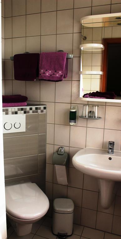 Gaeste-Haus Roesch Wiesent Bagian luar foto
