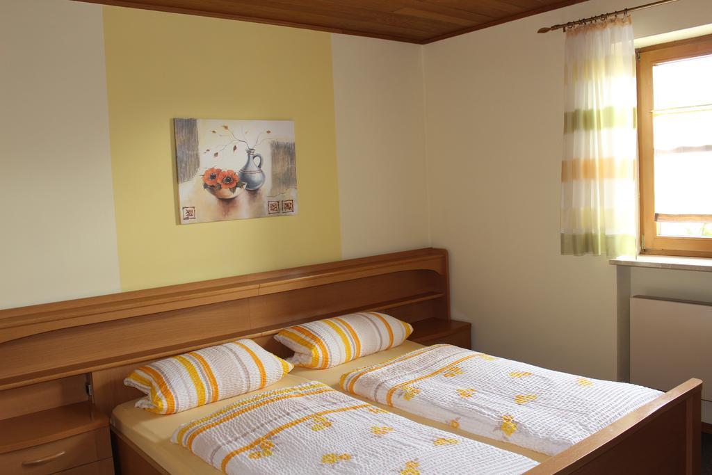 Gaeste-Haus Roesch Wiesent Bagian luar foto