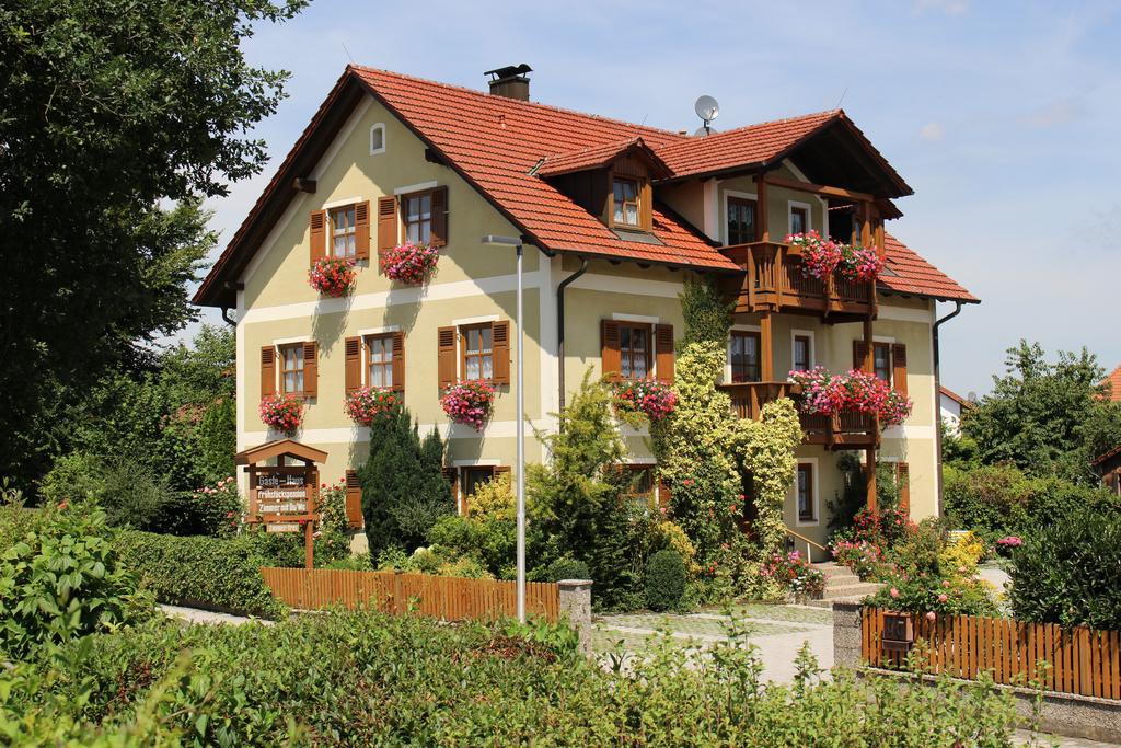 Gaeste-Haus Roesch Wiesent Bagian luar foto