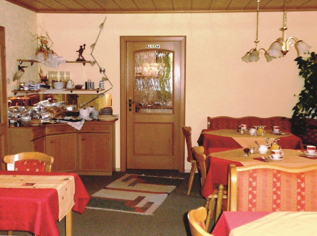 Gaeste-Haus Roesch Wiesent Bagian luar foto