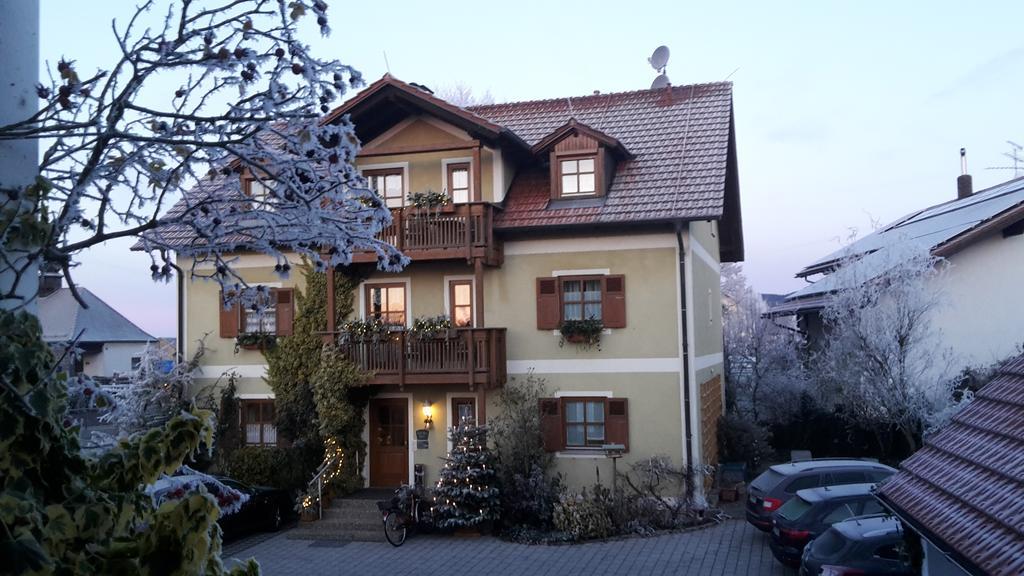 Gaeste-Haus Roesch Wiesent Bagian luar foto